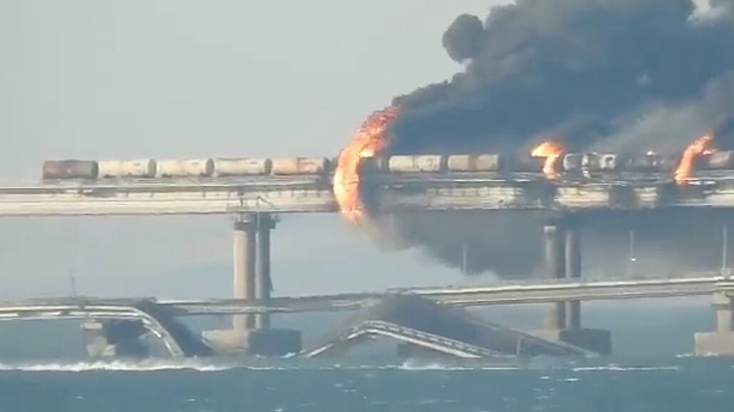 Na Kerčském mostě, který spojuje Rusko a Krym, hořela cisterna. (8. října 2022)
