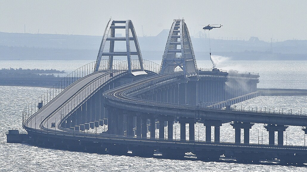 Vrtulník hasí poár na Kerském most. (8. íjna 2022)