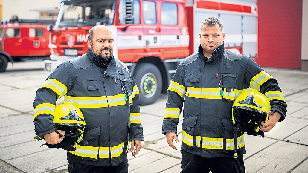 V plné zbroji. Tatru TERRNO řídí Štěpán Šulc (vlevo), členem jednotky je i...