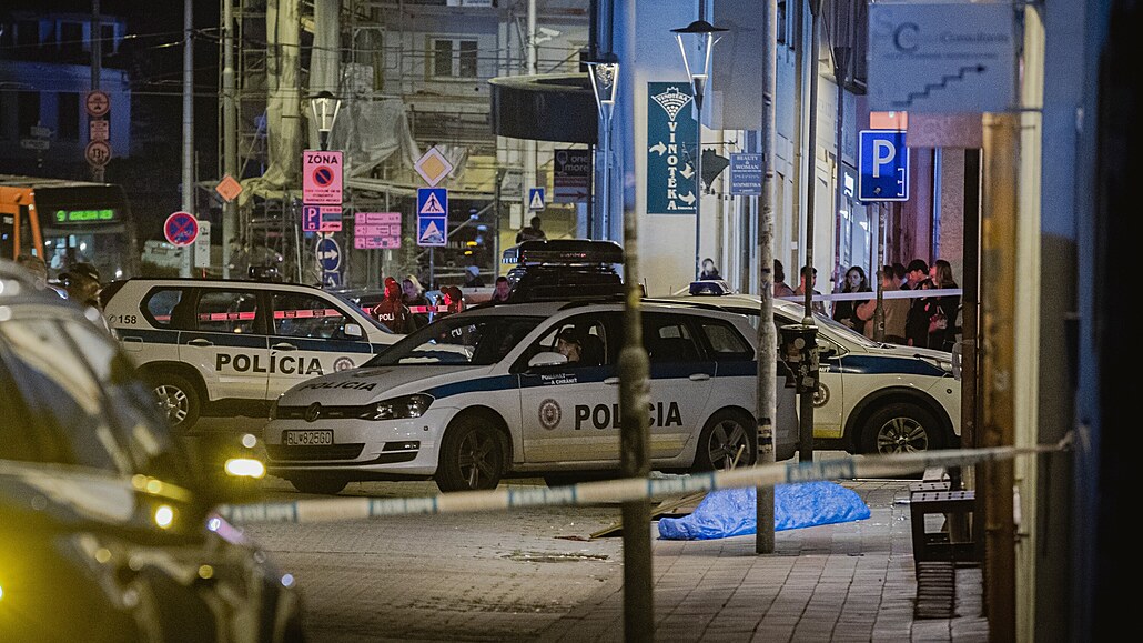 Slovenská policie vyetuje útok ped barem Teplárna v Bratislav. (12. íjna...