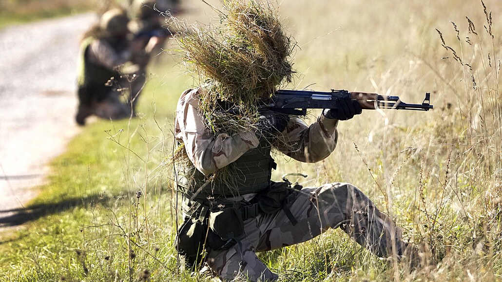 Ukrajintí rekruti pi výcviku na vojenské základn v jiní Anglii. Spojené...