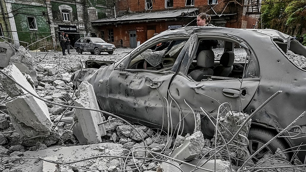 Auto po ruském raketovém útoku na Záporoží (14. října 2022)