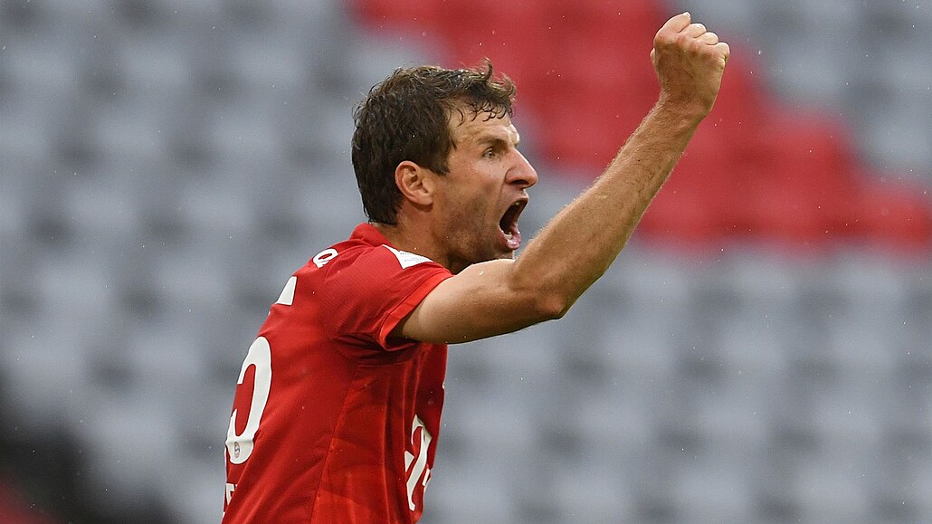 Nmecký útoník Thomas Müller z Bayernu oslavuje gól proti Frankfurtu.