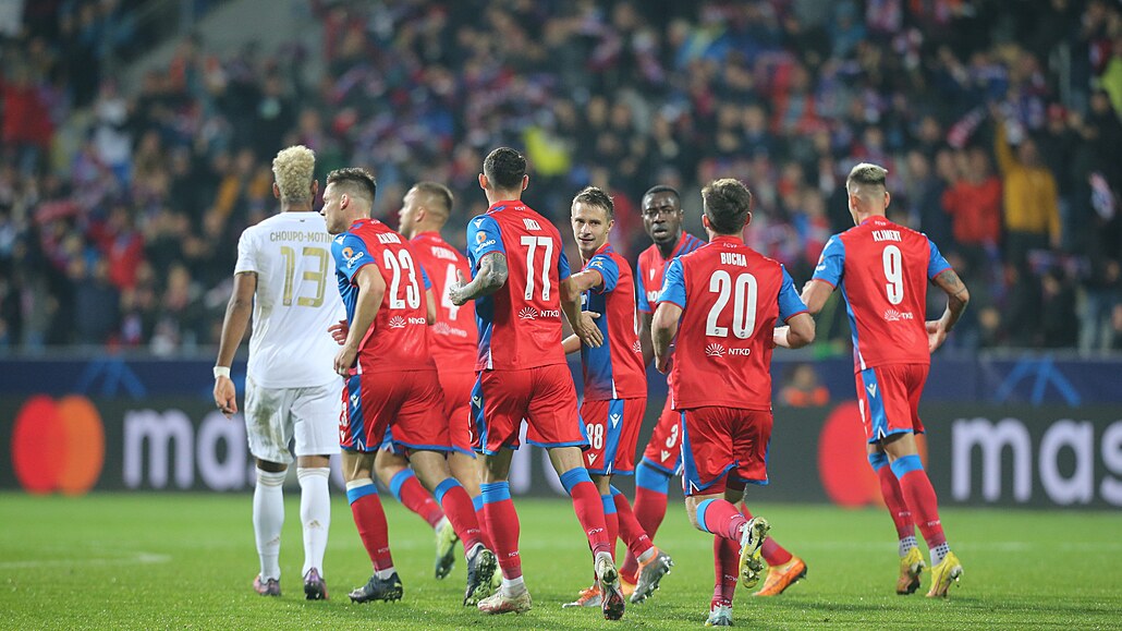 Fotbalisté Plzně se radují z gólu do sítě Bayernu Mnichov v zápase Ligy mistrů.