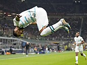 SALTO. Tradi�ní oslava Pierre-Emericka Aubameyanga, fotbalisty Chelsea.