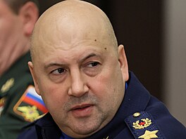 Velitel ruských invazních sil na Ukrajin� Sergej Surovikin p�i sch�zce s...