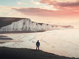 Osamocený fotograf pozoruje Bílé útesy doverské na britském pobeí v hrabství...