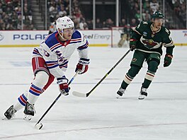 Obránce Rangers Adam Fox b�hem zápasu s Minnesotou