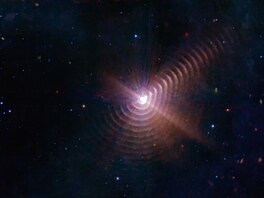 Dv hvzdy v souhvzdí Wolf-Rayet 140 vytváejí prstence neboli slupky prachu...