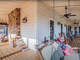 K rezidenci, která svým vzhledem pipomíná farmu, patí velkorysá krytá veranda...