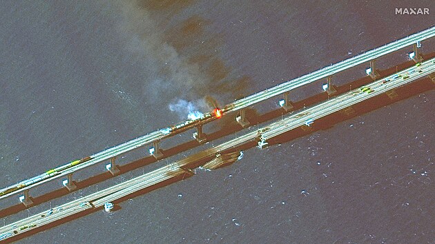 Nsledky toku na Kersk most na satelitnch snmcch spolenosti Maxar (8. jna 2022)