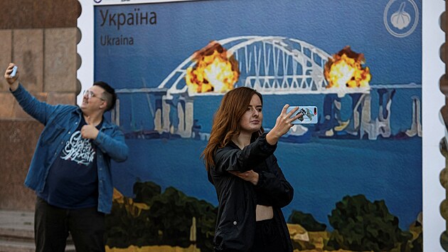 Obyvatelé Kyjeva se radují ze zpráv o úspěšném útoku na Kerčský most (8. října 2022)