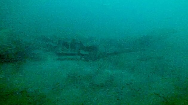 Podvodn zbry zatm neidentifikovanch trosek, kter by ovem mohly bt soust hledan ponorky U-206 Reichenberg. V lev sti obrazu se zd, e trosky navazuj na vlcovit objekt, kter by mohl bt tlakov tleso ponorky.