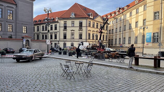 Na Marinskm nmst vznik instalace z vyhoelch aut z Ukrajiny. (10. jna 2022)