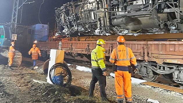 Bhem noci se v Poanech podailo dostat na koleje a odthnout ob cisterny. Hasii u tak brzy rno z profilu trati odstranili pevrcenou lokomotivu.