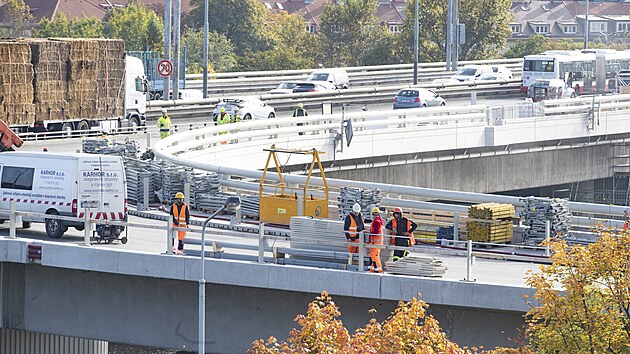 V pondl 17. jna se po prvn fzi oprav oteve Barrandovsk most. (12. jna 2022)