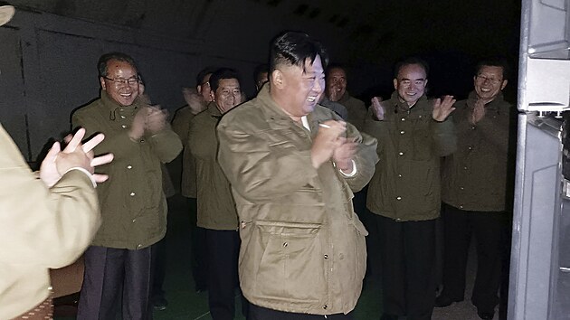 Severokorejsk vdce Kim ong-un osobn dohl na odplen dvou strategickch raket dlouhho doletu. (13. jna 2022)