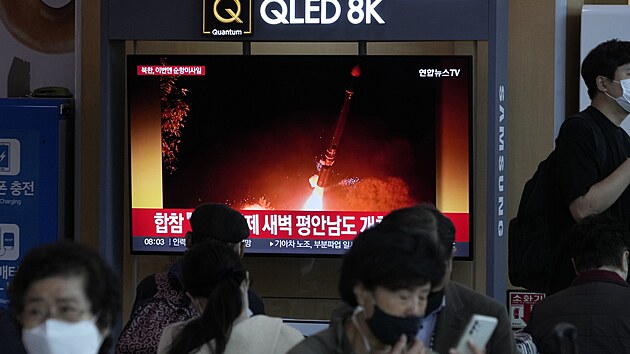 Odplen severokorejskch raket dlouhho doletu sledovali lid na obrazovce na ndra v jihokorejskm Soulu. (13. jna 2022)