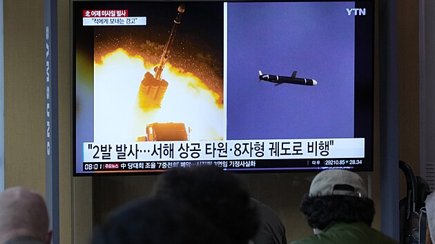 Odplen severokorejskch raket dlouhho doletu sledovali lid na obrazovce na ndra v jihokorejskm Soulu. (13. jna 2022)