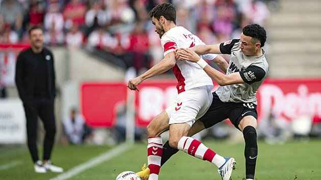 Jonas Hector (vlevo) a Ruben Vargas sv�d� souboj o m�� v z�pase Augsburgu proti Kol�nu nad R�nem.