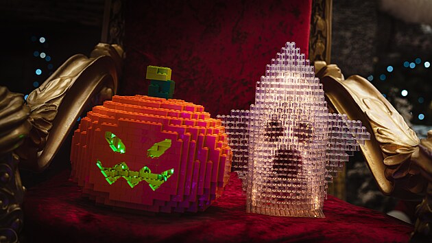 Sv�t kostek Olomouc l�k� z�jemce mimo jin� na temn� bludi�t� se z���c�mi sochami, robotiku Mindstorms a �adu pohybliv�ch, statick�ch i sv�t�c�ch model�.