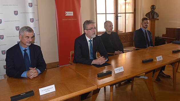Podpis koalin smlouvy se v Olomouci odehrlo 17. jna 2022. Zleva Otakar tpn Bak (spOLen), Miroslav Dbnek (ANO), Tom Pejpek a Viktor Tichk, oba (ProOlomouc a Pirti).