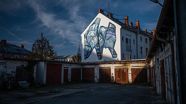Letošnímu ročníku Street art festivalu dominovaly abstraktní muralové malby. Jejich autory byli D.R.E.Z. – SKIRL – MACECA.CT.  Na snímku je dílo SKIRLa v Koželužské ulici.