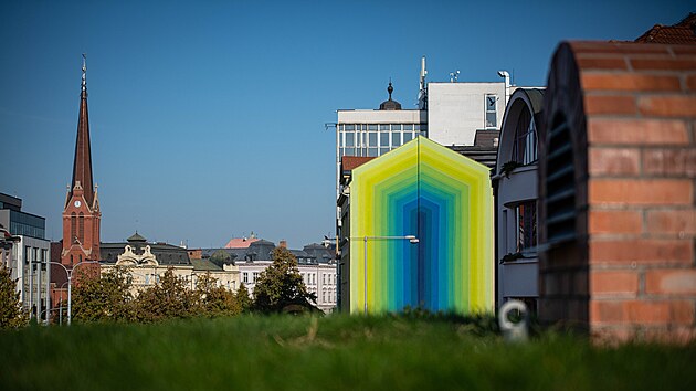 Letošnímu ročníku Street art festivalu dominovaly abstraktní muralové malby. Na snímku je murál na Moravském divadle Olomouc od autora s pseudonymem DREZ z Austrálie.