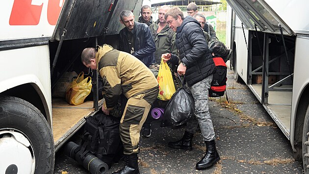 Mobilizovan mui nakldaj sv vci do autobusu ped vojenskm komisaritem v Tambovsk oblasti v Rusku. (4. jna 2022)
