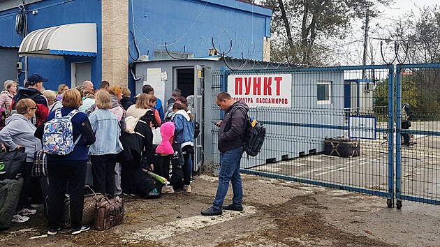 Lidé čekají v Kerči na nástup na trajekt do Ruska. (9. října 2022)