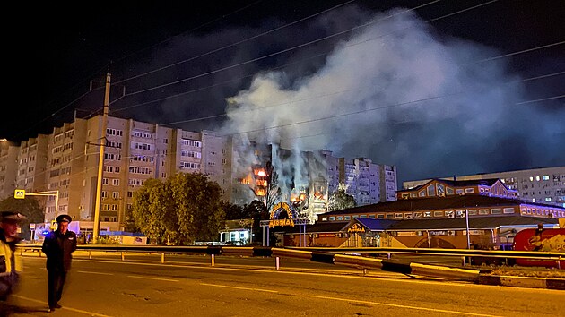 Na obytnou budovu v ruskm mst Jejsk spadl vojensk letoun Su-34. (17. jna 2022)