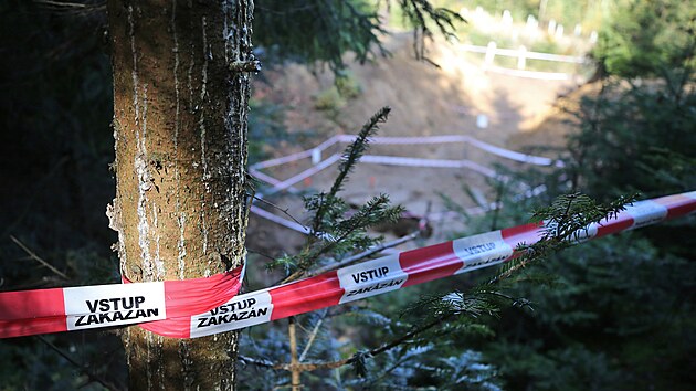 achta je nyn obehnna vstranmi erveno-blmi pskami a cedulkami zakazujcmi vstup.