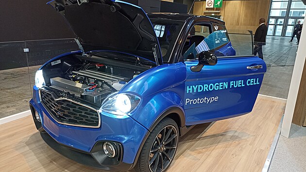 Také v případě nejmenších a nejpomalejších aut, která se na salonu v Paříži dočkala nečekaného rozmachu, se výrobci pokouší experimentovat s novými druhy pohonu. I s náročným vodíkem.