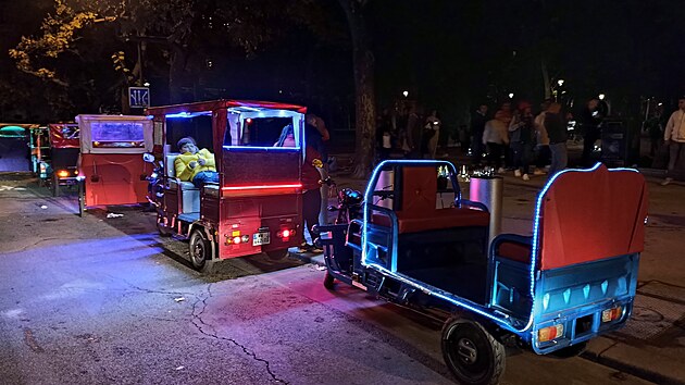 Aktuálním turistickým hitem Paříže jsou neony ověnčené elektrické rikši. Pod Eifellovkou si tak připadáte spíš jako v Bangkoku nebo Dillí.