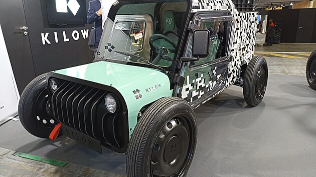 Zelená dvoumístná buggyna Kilow sází na jednoduchost. Třísetpadesátikilový náklaďček uveze 150 kilo nejvýš osmdesátkou. Cenu 9900 eur dosáhne díky francouzské dotaci na elektromobily.