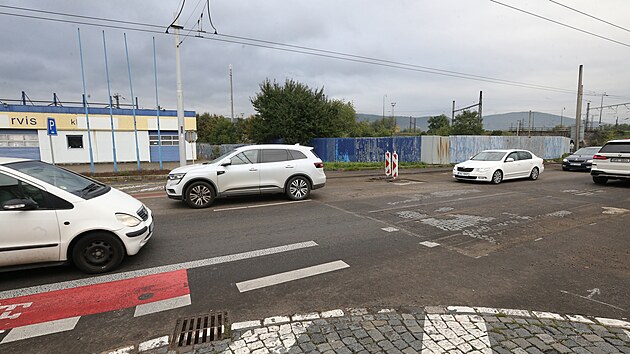 V m�stech, kde fr�zy odstranily rozbit� asfalt, jsou vid�t i historick� koleje � poz�statek po zru�en� tramvajov� doprav� v �st� a okol�.