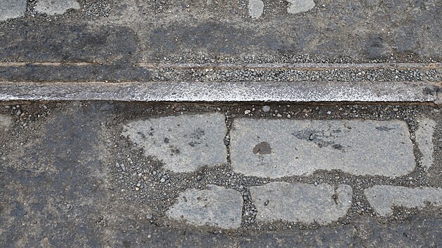 V m�stech, kde fr�zy odstranily rozbit� asfalt, jsou vid�t i historick� koleje � poz�statek po zru�en� tramvajov� doprav� v �st� nad Labem a okol�.