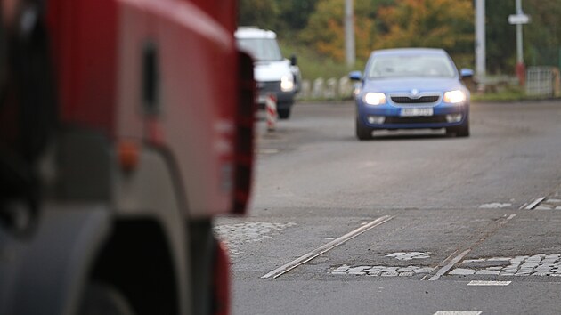 V m�stech, kde fr�zy odstranily rozbit� asfalt, jsou vid�t i historick� koleje � poz�statek po zru�en� tramvajov� doprav� v �st� nad Labem a okol�.