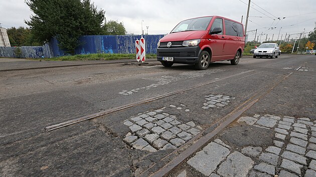 V m�stech, kde fr�zy odstranily rozbit� asfalt, jsou vid�t i historick� koleje � poz�statek po zru�en� tramvajov� doprav� v �st� nad Labem a okol�.