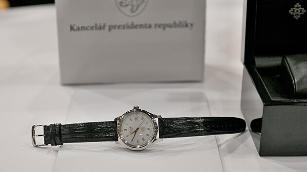 Prezident Milo Zeman daroval hejtmanovi Janu Schillerovi hodinky PRIM.