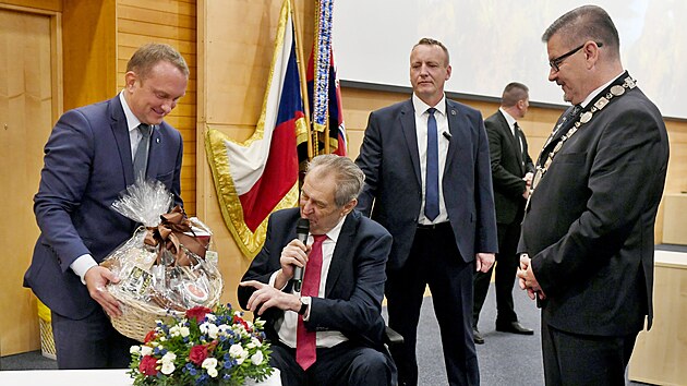Hejtman Jan Schiller daroval prezidentovi Miloi Zemanovi ko s potravinami od loklnch vrobc.