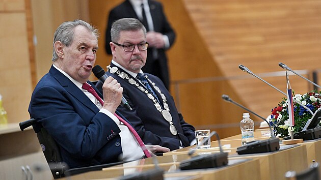 Prezident Milo Zeman pi debat se zastupiteli steckho kraje.