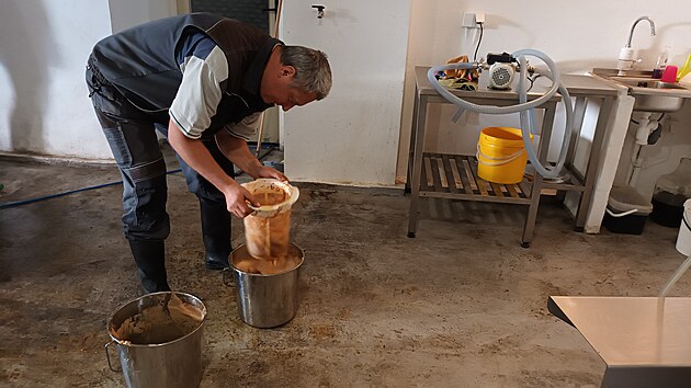 Michal Wagner, soukromý zemědělec a majitel Ovocné farmy Starý Týn nedaleko Úštěku, který se specializuje na výrobu bio moštu a má svou moštárnu, zpracovává jablka od rána do večera.