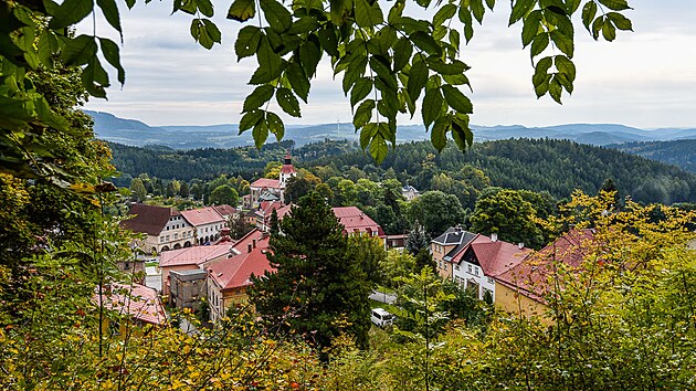 Msto acl le u hranice s Polskem v prsmyku, kter oddluje Krkonoe a Vran hory.