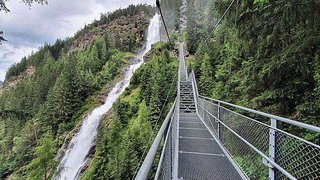 Na boku nejvy���ho vodop�du Tyrolska � Stuibenfallu � byl zbudov�n gigantick� z�v�sn� most se 720 schody.