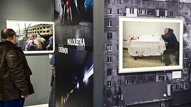 Vernis vlench fotografi Jevhena Maloletky a Mstyslava ernova odstartovalo zasedn mezinrodn poroty 28. ronku soute Czech Press Photo. (12. jna 2022)