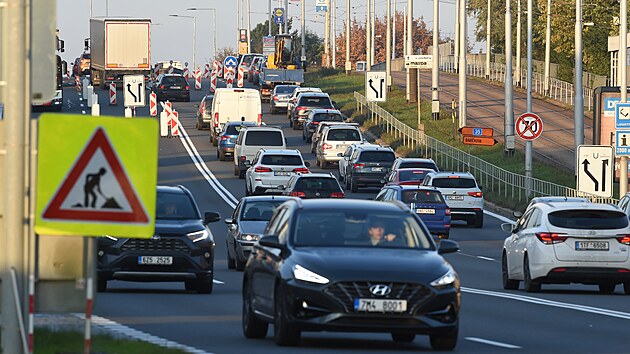 V Olomouci se zaal opravovat zhruba kilometrov sek estakdy silnice I/35 v Tovrn a Velkomoravsk ulici, 10. jna 2022. Provoz na tahu je omezen.