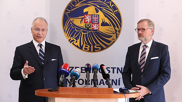 Premir Petr Fiala na mimodn tiskov konferenci s editelem Bezpenostn informan sluby (BIS)  Michalem Koudelkou. (17. jna 2022)