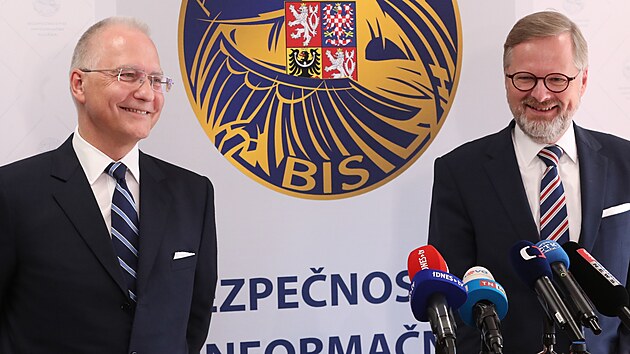Premir Petr Fiala na mimodn tiskov konferenci s editelem Bezpenostn informan sluby (BIS)  Michalem Koudelkou. (17. jna 2022)