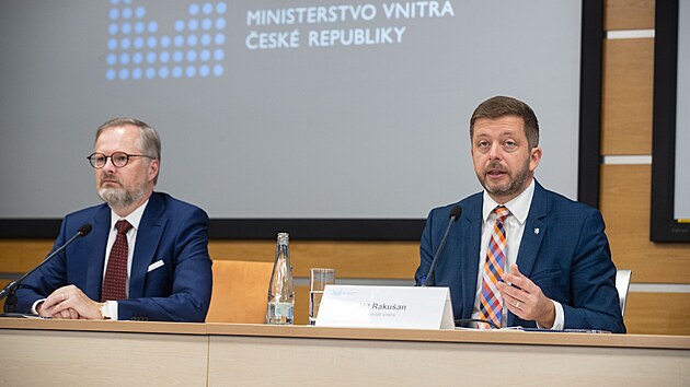 Premir Petr Fiala (ODS) s ministrem vnitra Vtem Rakuanem (STAN) v rmci bilannch nvtv ministerstev. (18. jna 2022)